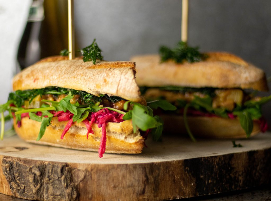 Veganes Rhabarber Chili Pulled Pork Sandwich mit Rhabarberchutney und frittiertem Karottenkraut.