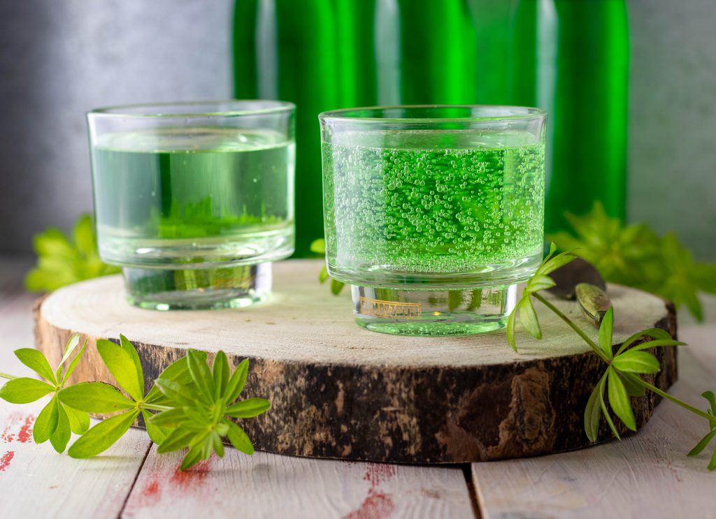 Waldmeistersirup - als Limo und in Flaschen.