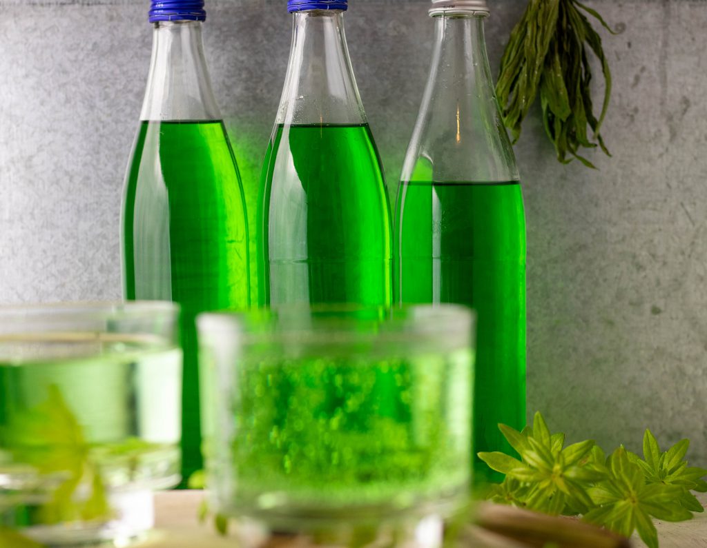 Waldmeistersirup, selbstgemacht, aus echtem Waldmeister