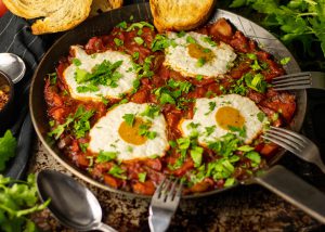 Mit Paprika, Tomate und Zwiebel