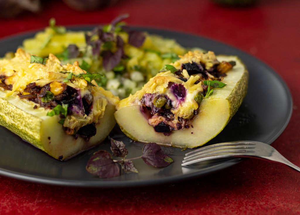 Gefüllte Schmorgurke aus dem Ofen mit veganem Hack-Gemüse