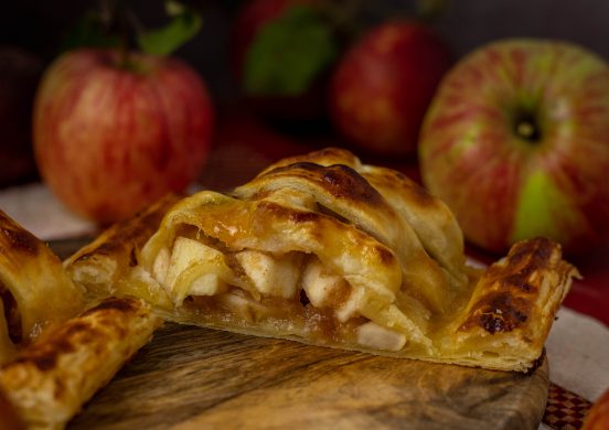 Apfelstrudel mit Rosinen und Zimt