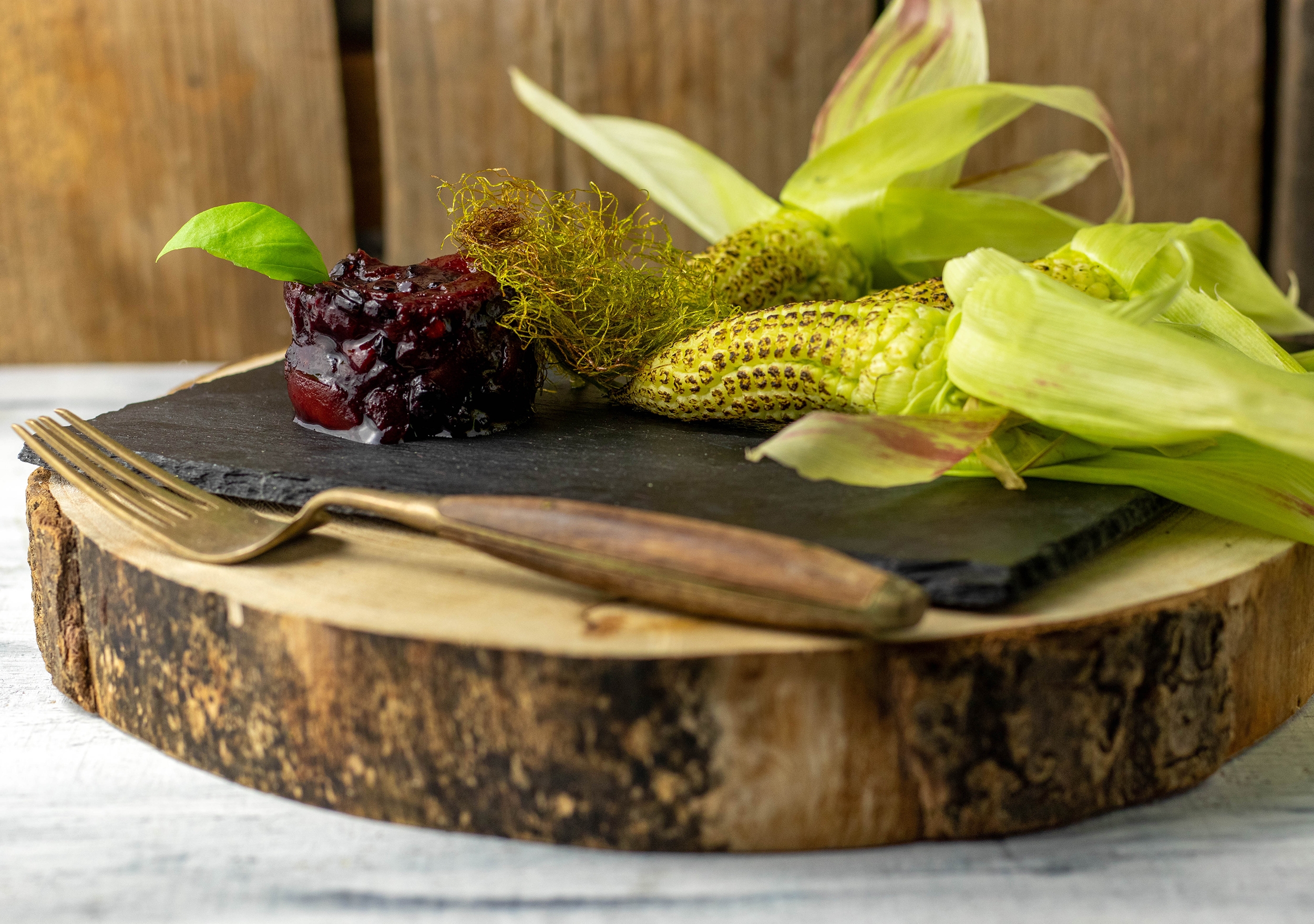 Geflammter Babymais und frittiertes Maishaar an Aprikosen-Fliederbeer-Chutney und Basilikumpesto