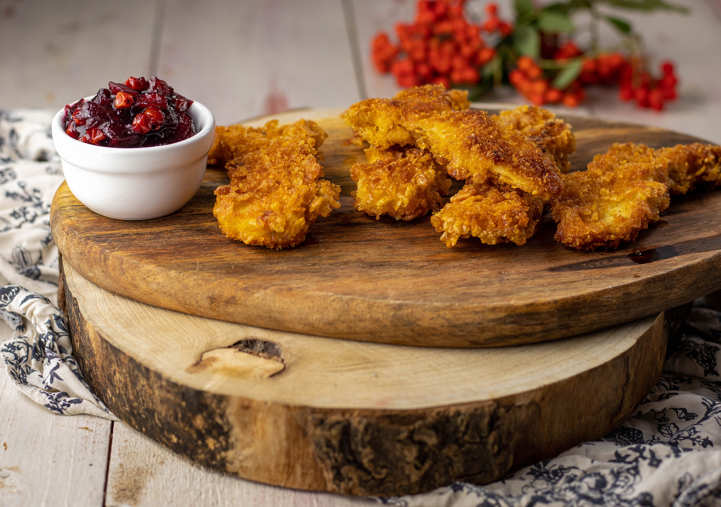 Kräuterseitlinge in Cornflakespanade an Brombeer-Vogelbeer-Kochbirnen-Chutney
