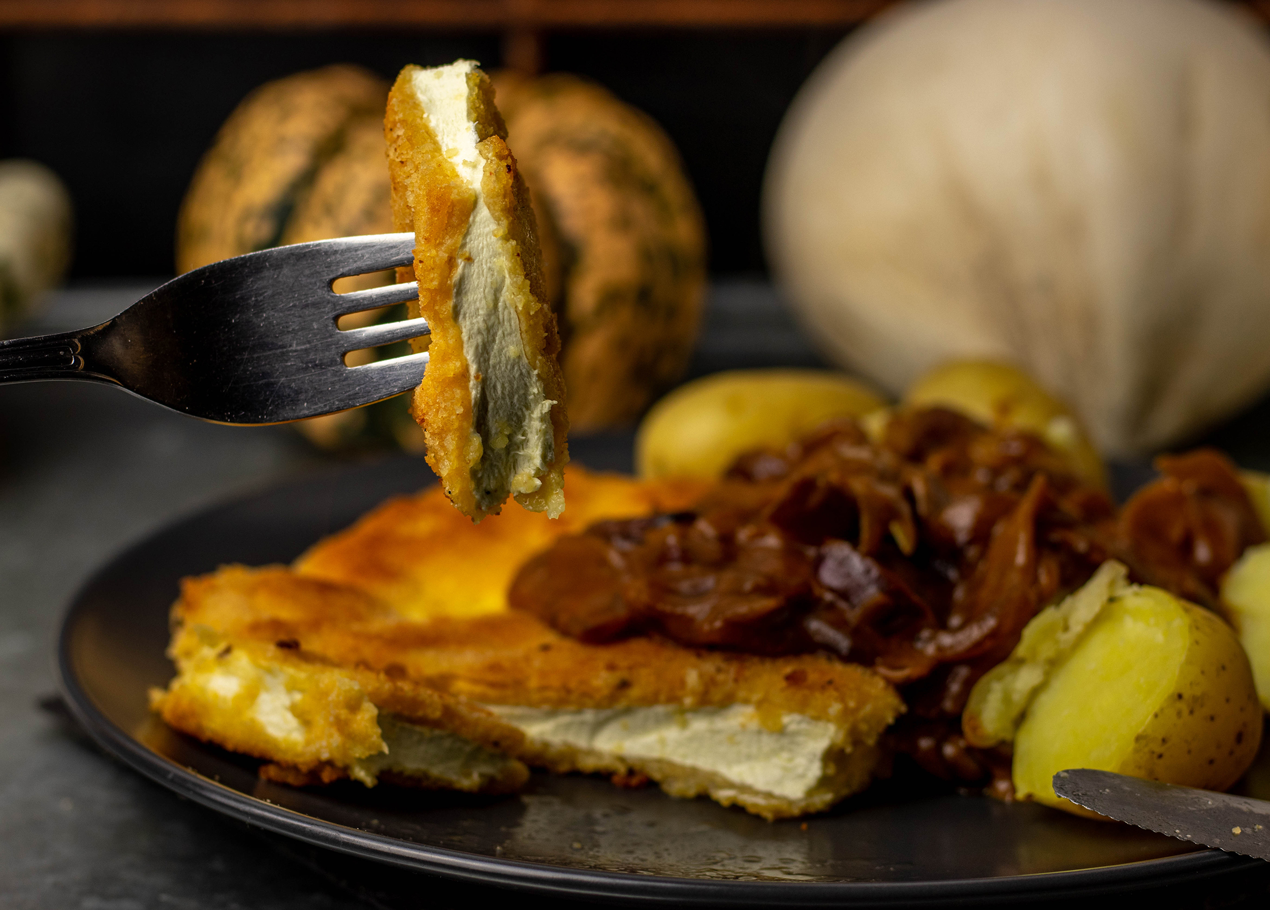 Riesenbovistschnitzel an Drillingen und Cassis-Zwiebelsauce