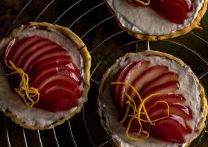 Feine Tartelettes mit pochierten Birnen