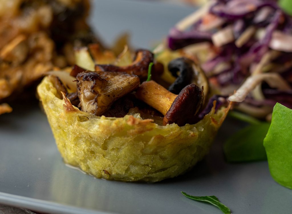 Kartoffelnest mit herrlicher Pilzfüllung, eine tolle Beilage zu veganem Braten und anderen Festtagsgerichten.