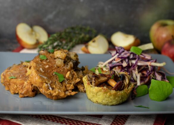 Braten mit Apfelglasur, Pilze im Kartoffelnest, Coleslaw