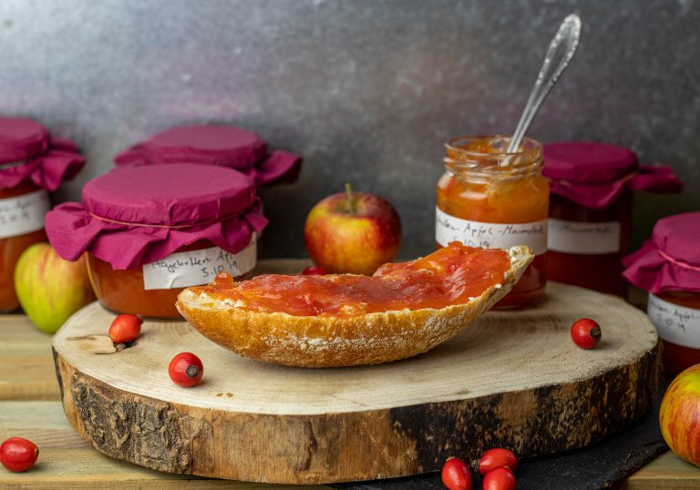 Hagebutten-Apfel-Marmelade, regional und saisonal - Dailyvegan