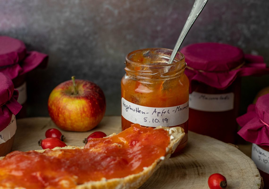 Hagebutten-Apfel-Marmelade, regional und saisonal - Dailyvegan