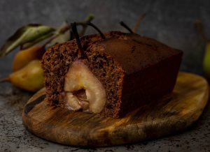 Rotweinkuchen mit pochierten Birnen