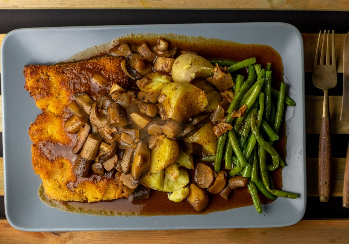 Pilz-Maronen-Ragout auf Schnitzel, Pellkartoffeln und Bohnen