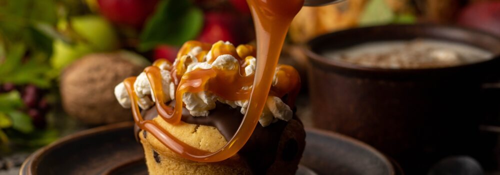Versunkene Apfelmuffins mit Karamellsauce und Popcorn