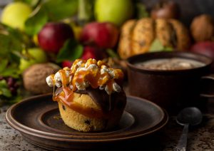 Versunkene Apfelmuffins mit Popcorn und Karamellsauce