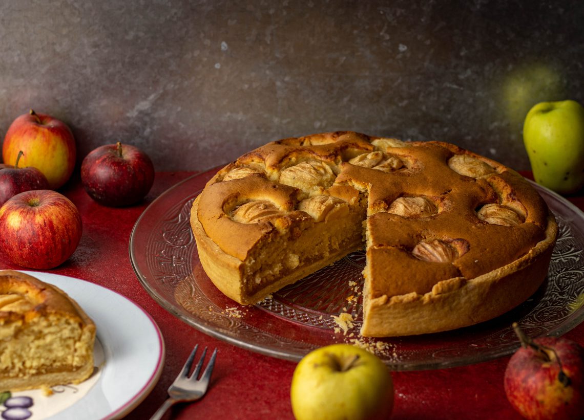 Versunkener Apfelkuchen mit Amaretto und Marzipan - Dailyvegan