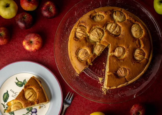 Versunkener Apfelkuchen mit Amaretto und Marzipan