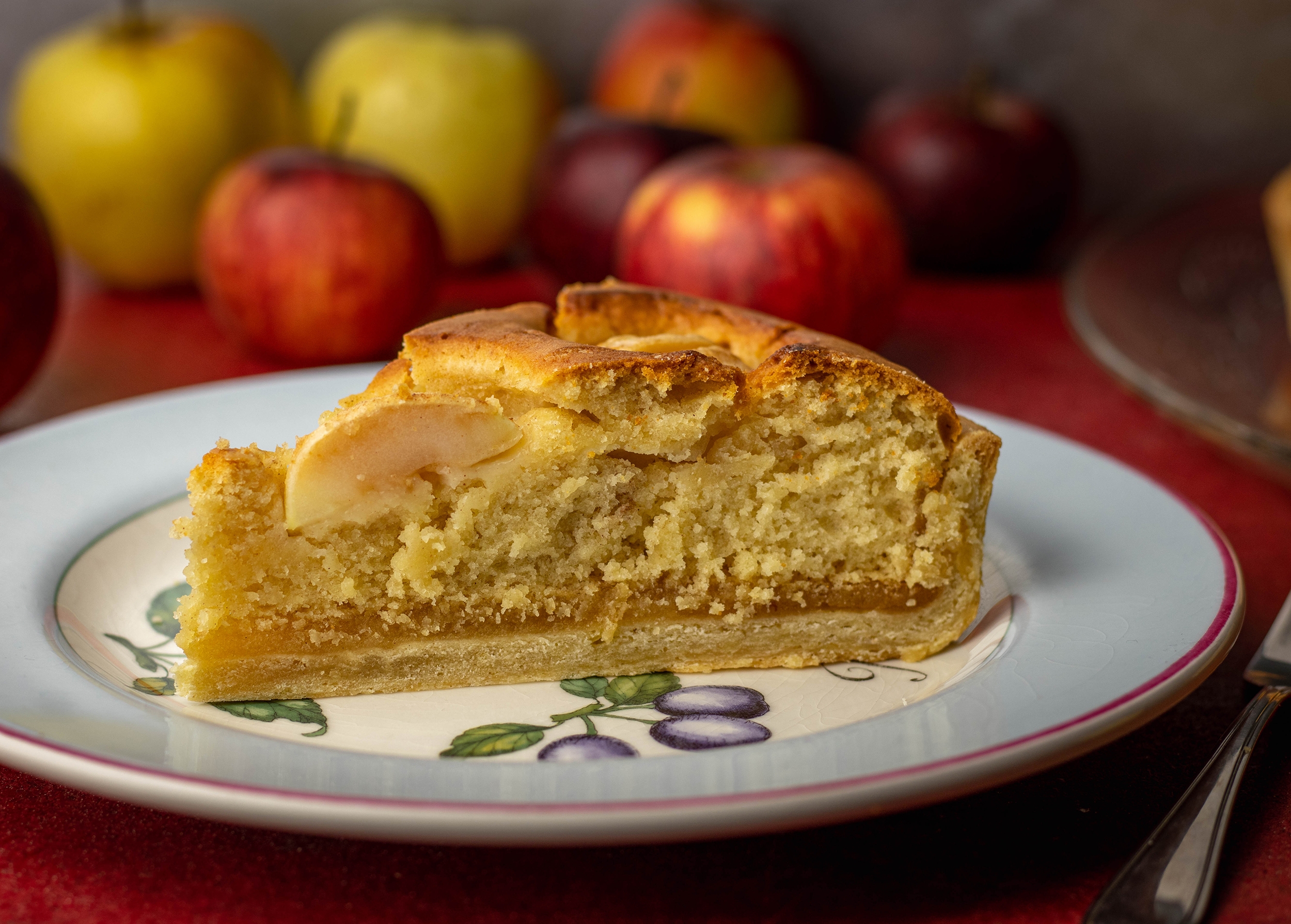 Versunkener Apfelkuchen mit Amaretto und Marzipan - Dailyvegan