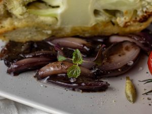 Glazed red wine shallots