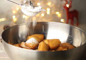 Sprinkling with icing sugar