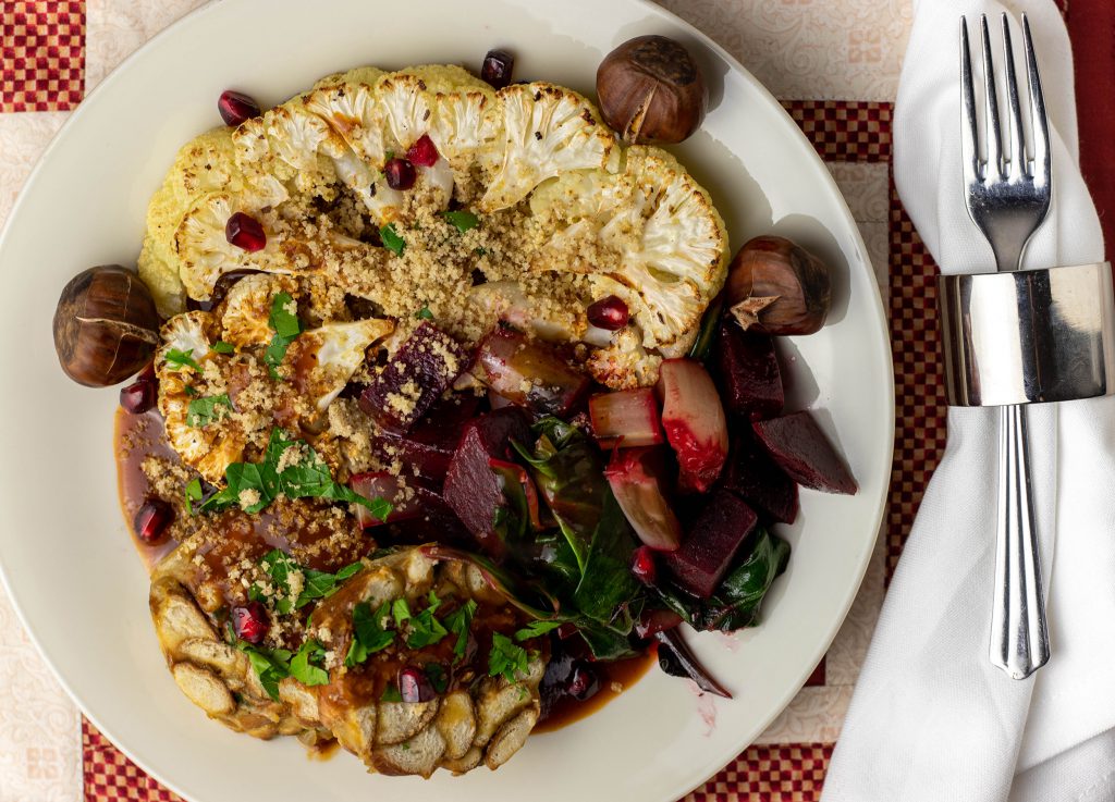 Blumenkohlsteaks, Laugenknödel, Maronenparmesan, Beete-Mangold-Gemüse