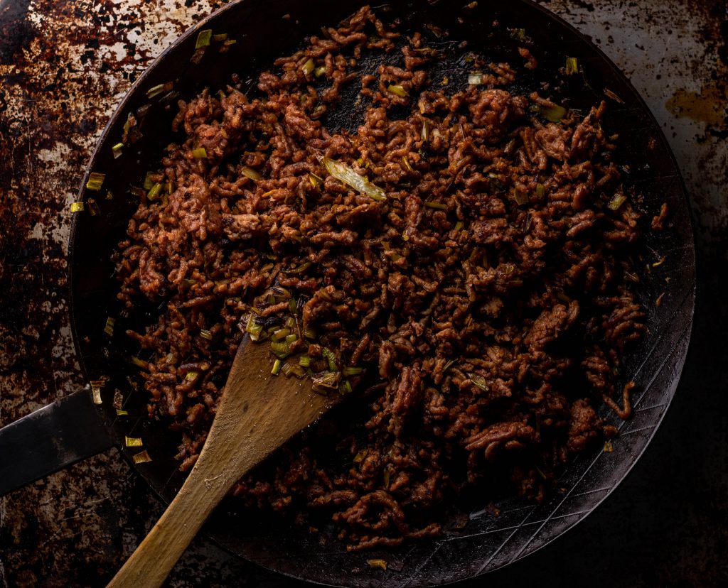 1. Die aromatische Vleischfüllung für die veganen Gyoza wird gebraten.