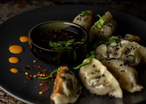 Chiliflocken, Limette und Knoblauch im Dip