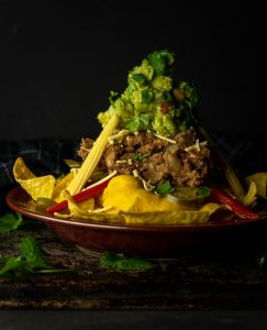 Mit doppelt gebackenen Bohnen und Guacamole