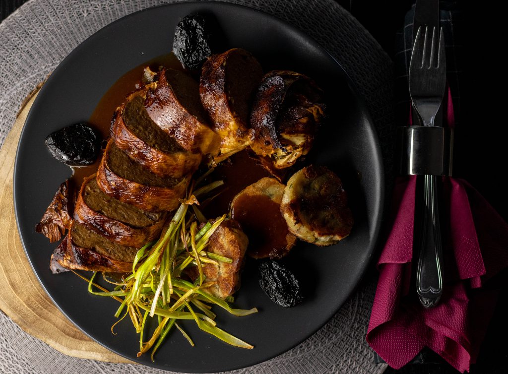 Vegane Entenbrüste, Pflaumensauce, Serviettenknödel, Lauchstroh