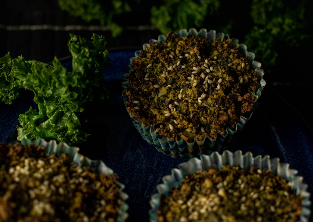 Grünkohl-Cupcakes in Papierförmchen.