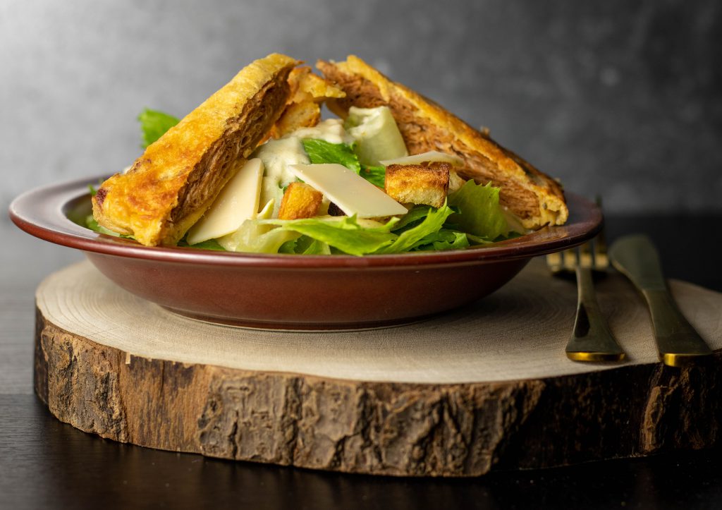 Klassischer Caesar Salad - mit Chicken Strips, Parmesan und Croutons