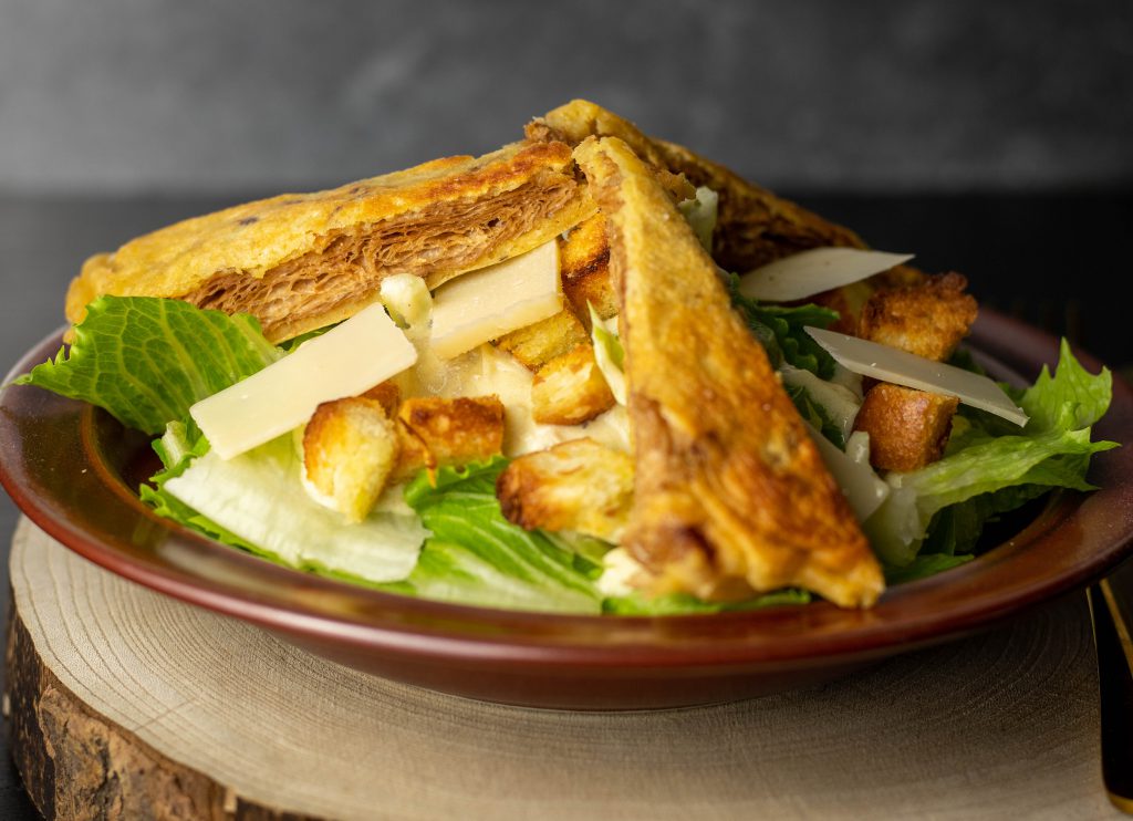 Veganer Caesar Salat mit Chicken Strips aus Soja