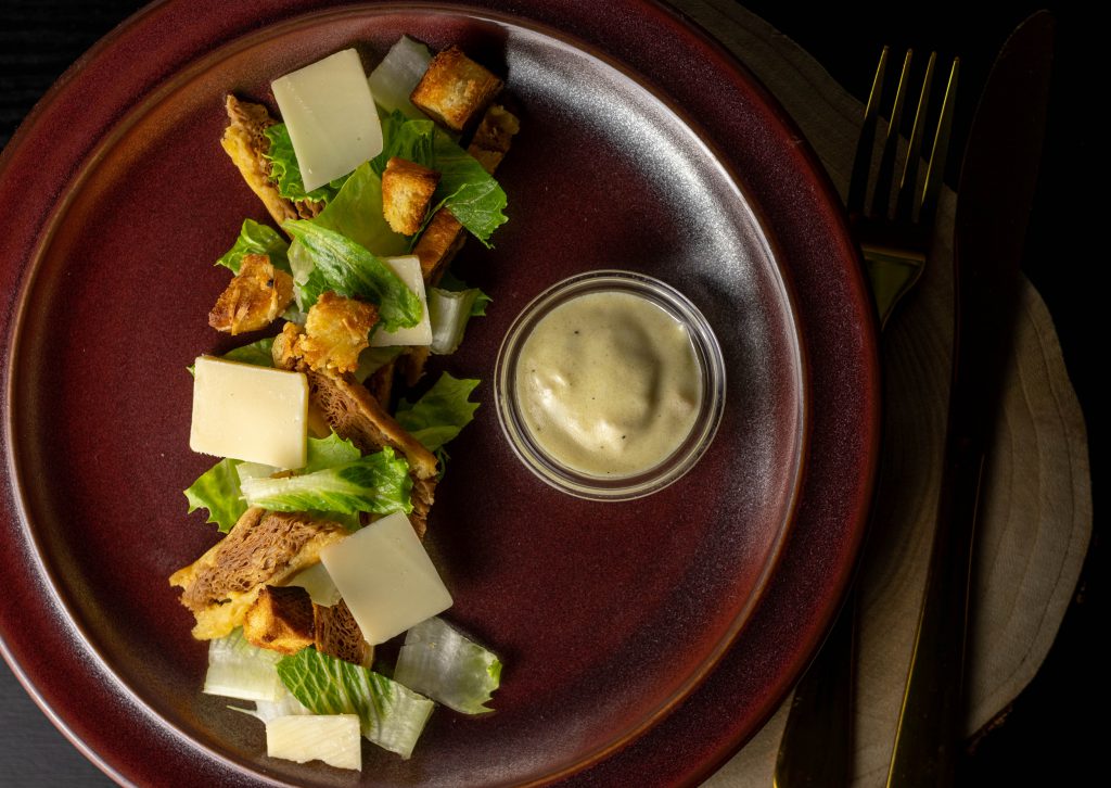 Veganer Caesar Salat - als Vorspeise angerichtet