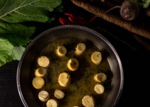 Einköcheln in der Muschelmarinade