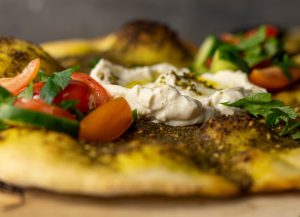 Selbstgemachter, veganer Labneh Käse mit Olivenöl und Zatar