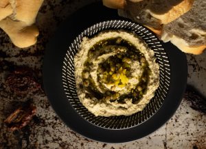 Mungobohnenhummus mit Jalapenos und Zatar