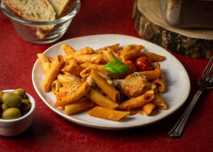 Mit Penne in Tomatensauce
