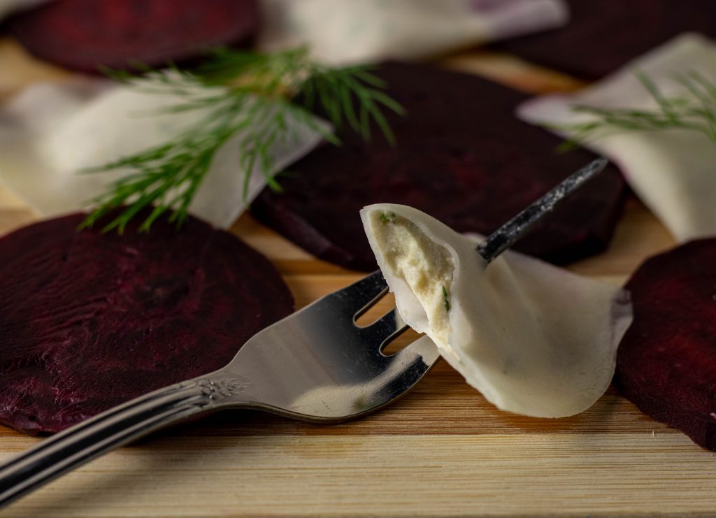 Fermentierte Rote Beete an Kohlrabi Ravioli mit Dill-Frischkäse