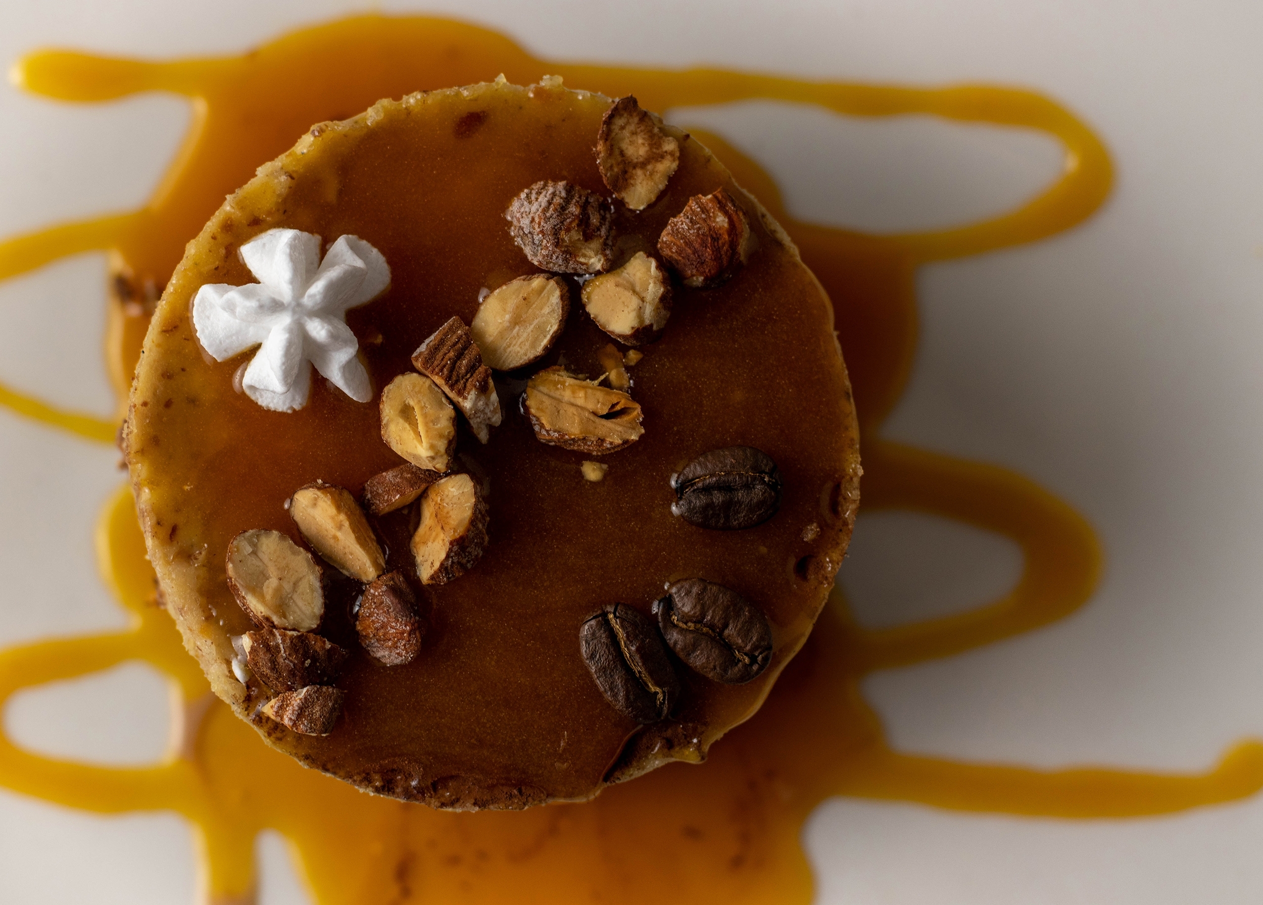 Mandel Baileys Kasekuchlein Mit Salzkaramellsauce Dailyvegan