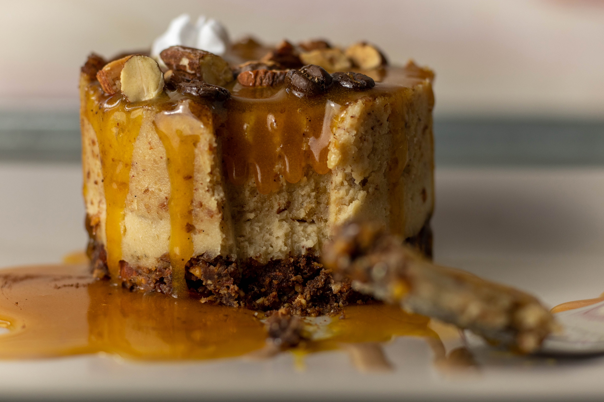 Mandel Baileys Kasekuchlein Mit Salzkaramellsauce Dailyvegan