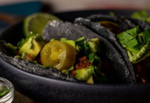 Köstlich gefüllte schwarze Taco Shells