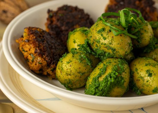 Würzige Boulettchen an Drillingen in Bärlauch-Walnuss-Pesto