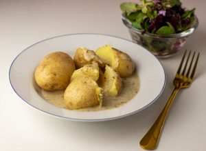 Birkenknospensauce auf Pellkartoffeln