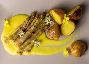 Auf cremiger, veganer Sauce Béarnaise