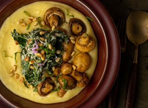 Ofenchampignons an gedünstetem Giersch auf cremiger Polenta