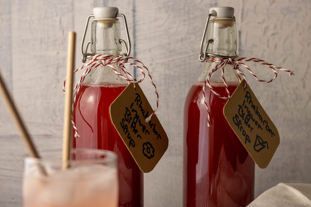 Rhabarber-Ingwer-Bitter-Sirup in zwei beschrifteten Flaschen