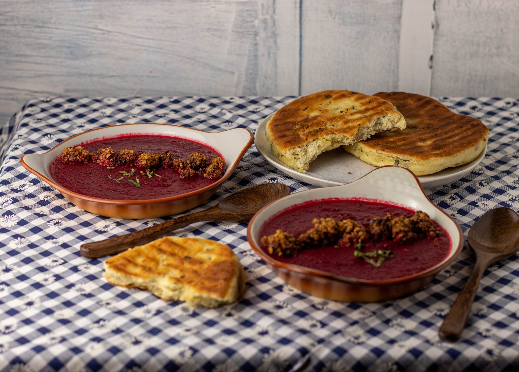 Rote Beete Birnen Suppe mit Hafer Mandel Streuseln und Pfannenbrot