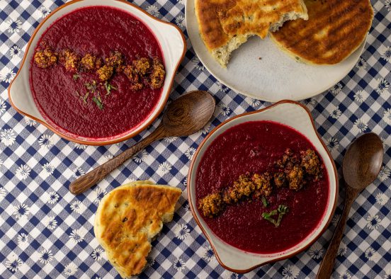 Rote Beete Birnen Suppe mit frischem Pfannenbrot