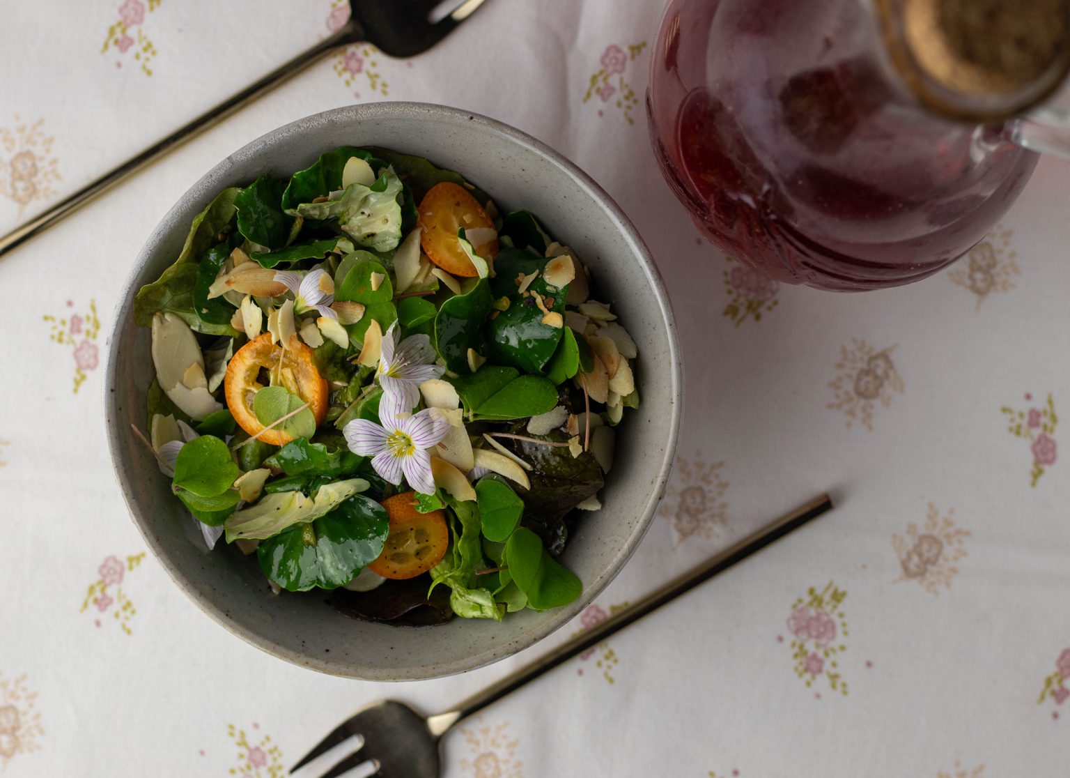 Veilchenessig - duftend aromatisch aus der Wildkräuterküche - Dailyvegan Veilchenessig - duftend aromatisch aus der Wildkräuterküche - Dailyvegan