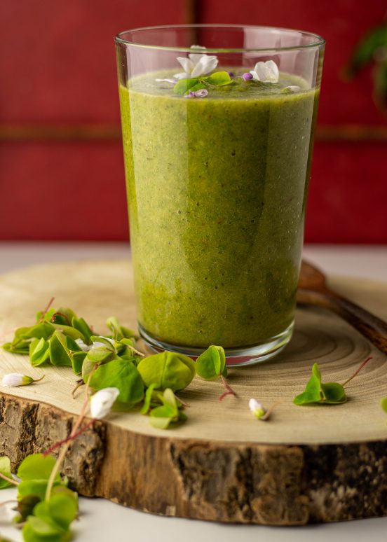 Wildkräuter-Smoothie mit jungen Birkenblättern