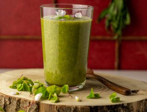 Grüner Wildkräuter-Smoothie mit jungen Birkenblättern